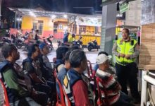 Kabag Binmas Polre Cilegon kunjung Pos Sikamling. Foto Daeng Yusvin