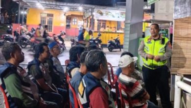 Kabag Binmas Polre Cilegon kunjung Pos Sikamling. Foto Daeng Yusvin