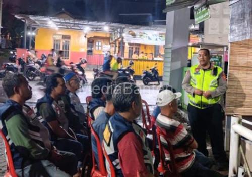 Kabag Binmas Polre Cilegon kunjung Pos Sikamling. Foto Daeng Yusvin