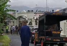 Polres Cilegon olah TKP perampokan disertai pembunuhan di Perumahan BBS III. Foto Daeng Yusvin