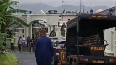 Polres Cilegon olah TKP perampokan disertai pembunuhan di Perumahan BBS III. Foto Daeng Yusvin