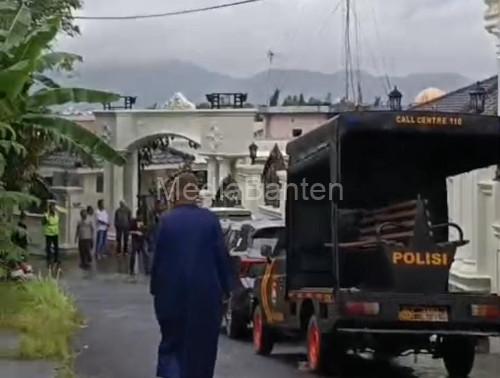 Polres Cilegon olah TKP perampokan disertai pembunuhan di Perumahan BBS III. Foto Daeng Yusvin