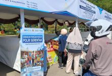 Warga menyerbu Pasar Murah yan digelar Polres Cilegon. Foto Daeng Yusvin