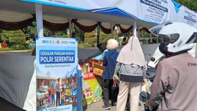 Warga menyerbu Pasar Murah yan digelar Polres Cilegon. Foto Daeng Yusvin