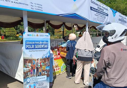 Warga menyerbu Pasar Murah yan digelar Polres Cilegon. Foto Daeng Yusvin