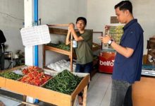 Satgas Pangan Polres Cilegon tengah melakukan pemantauan stok dan harga barang di pasar tradisional. Foto Daeng Yusvin