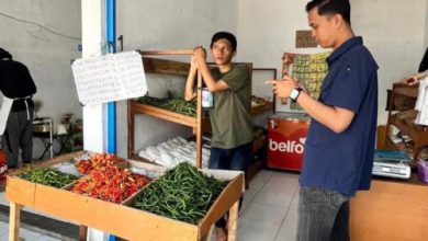 Satgas Pangan Polres Cilegon tengah melakukan pemantauan stok dan harga barang di pasar tradisional. Foto Daeng Yusvin
