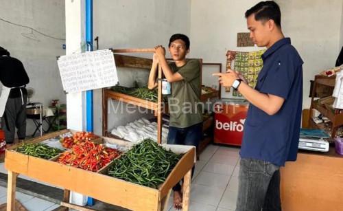 Satgas Pangan Polres Cilegon tengah melakukan pemantauan stok dan harga barang di pasar tradisional. Foto Daeng Yusvin