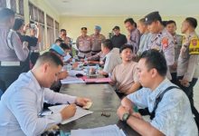 Polres Cilegon melakukan pemeriksaan senjata api. Foto Daeng Yusvin