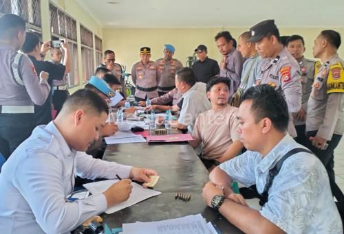 Polres Cilegon melakukan pemeriksaan senjata api. Foto Daeng Yusvin