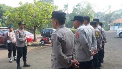 Polres Cilegon melakukan pengawalan atlet Popda dan Paperda. Foto Daeng Yusvin