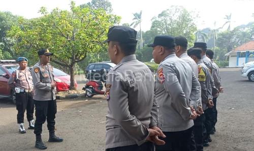 Polres Cilegon melakukan pengawalan atlet Popda dan Paperda. Foto Daeng Yusvin
