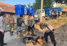 Polres Cilegon salurkan air bersih ke warga terdamak kekeringan. Foto Daeng Yusvin