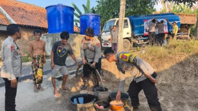 Polres Cilegon salurkan air bersih ke warga terdamak kekeringan. Foto Daeng Yusvin