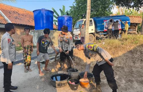 Polres Cilegon salurkan air bersih ke warga terdamak kekeringan. Foto Daeng Yusvin