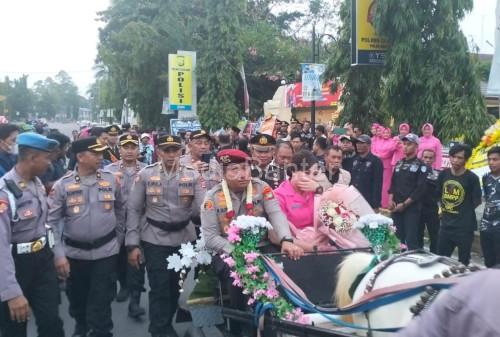 Polres Cilegon menggelar tradisi pelepasan dan penyambutan usai Sertijab Kapolres Cilegon yang baru. Foto Daeng Yusvin