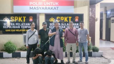 Polres Cilegon aman 2 remaja dan clurit hendak tawuran. Foto: Daeng Yusvin