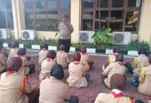 Kastabinmas Polres Cilegon, Iptu Muhyidin berita motivias ke Saksa Bhayangkara. Foto Daeng Yusvin