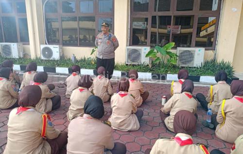 Kastabinmas Polres Cilegon, Iptu Muhyidin berita motivias ke Saksa Bhayangkara. Foto Daeng Yusvin