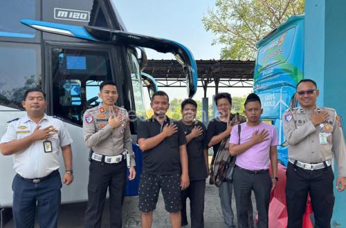 Polres Cilegon sosialisasi soal bagasi bus. Foto Daeng Yusvin