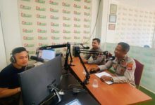 Sosialisasi layanan Call Center 110 dari Polres Cilegon di Radio Mandiri FM. Foto Daeng Yusvin
