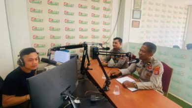 Sosialisasi layanan Call Center 110 dari Polres Cilegon di Radio Mandiri FM. Foto Daeng Yusvin