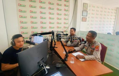 Sosialisasi layanan Call Center 110 dari Polres Cilegon di Radio Mandiri FM. Foto Daeng Yusvin