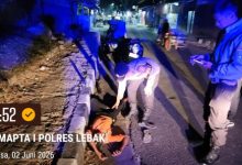 Petugas kebersihan Lebak yang tergeletak di pinggir jalan akibat keletihan. Foto Daeng Yusvin