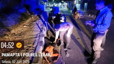 Petugas kebersihan Lebak yang tergeletak di pinggir jalan akibat keletihan. Foto Daeng Yusvin