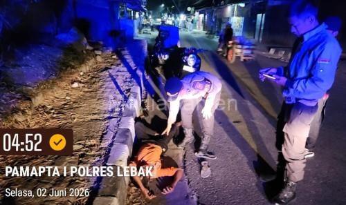 Petugas kebersihan Lebak yang tergeletak di pinggir jalan akibat keletihan. Foto Daeng Yusvin