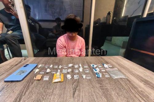 Tersangka pelaku pengedar narkoba jenis sabu di Rangkasbitung. Foto Antara