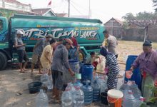Polres Serang kirim 8.000 liter air bersih ke warga terdampak kekeringan di Binuang. Foto Yono