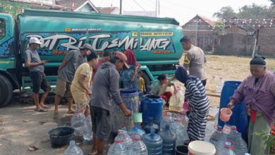 Polres Serang kirim 8.000 liter air bersih ke warga terdampak kekeringan di Binuang. Foto Yono