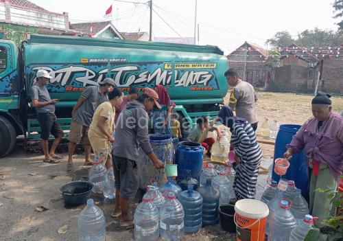 Polres Serang kirim 8.000 liter air bersih ke warga terdampak kekeringan di Binuang. Foto Yono