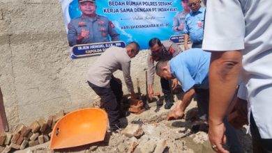 Polres Serang melakukan bedah rumah tak layak huni. Foto Yono