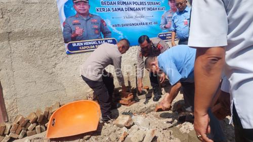 Polres Serang melakukan bedah rumah tak layak huni. Foto Yono