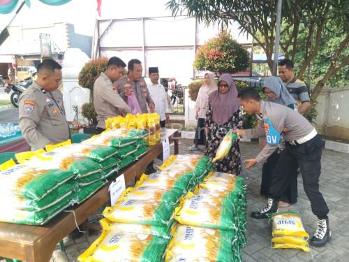 Gerakan Pangan Murah di Polsek Tanara. Foto: Yono