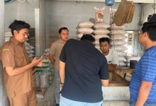 Polres Serang dan Diskoumperdindag Kab Serang melakukan pengecekan harga beras. Foto: Yono