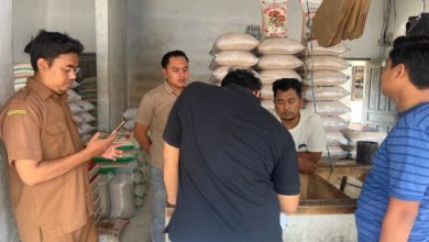Polres Serang dan Diskoumperdindag Kab Serang melakukan pengecekan harga beras. Foto: Yono