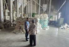 Tim Gabungan Pemkab dan Polres Serang melakuan pengecekan harga beras. Foto: Yono