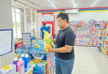 Polisi dari Polres Serang melakukan mengecekan harga beras. Foto: Yono