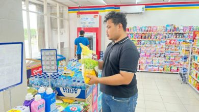 Polisi dari Polres Serang melakukan mengecekan harga beras. Foto: Yono