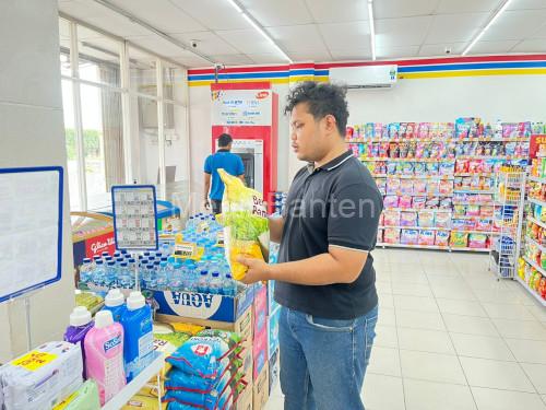 Polisi dari Polres Serang melakukan mengecekan harga beras. Foto: Yono
