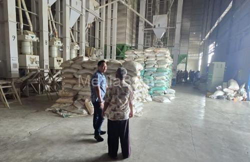 Tim Gabungan Pemkab dan Polres Serang melakuan pengecekan harga beras. Foto: Yono