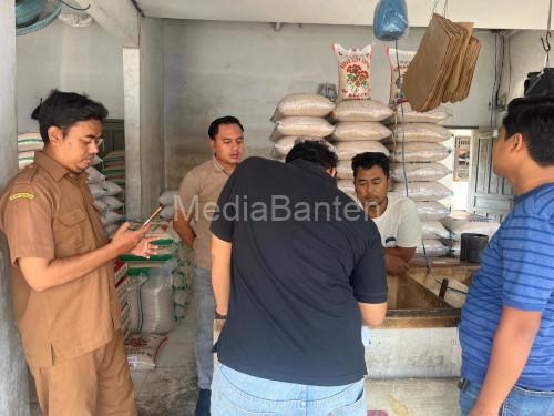 Polres Serang dan Diskoumperdindag Kab Serang melakukan pengecekan harga beras. Foto: Yono
