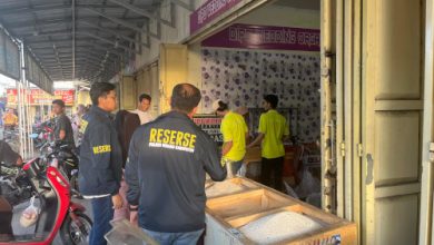 Tim Polres Serang dan Diskoumperindag Kabupaten Serang cek produsen dan penjual beras. Foto; Yono