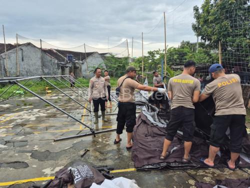 Polres Serang mendirikan dapur umum di Kibin. Foto Yono