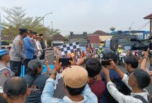 502.000 liter air bersih dari Polres Serang dilepas Kapolda Banten, Irjen Pol Hengki untuk didistribusikan. Foto Yono