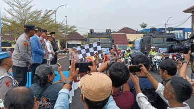 502.000 liter air bersih dari Polres Serang dilepas Kapolda Banten, Irjen Pol Hengki untuk didistribusikan. Foto Yono