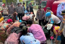 Warga menerima pengiriman air bersih sebanyak 15.000 liter dari Polres Serang. Foto Yono